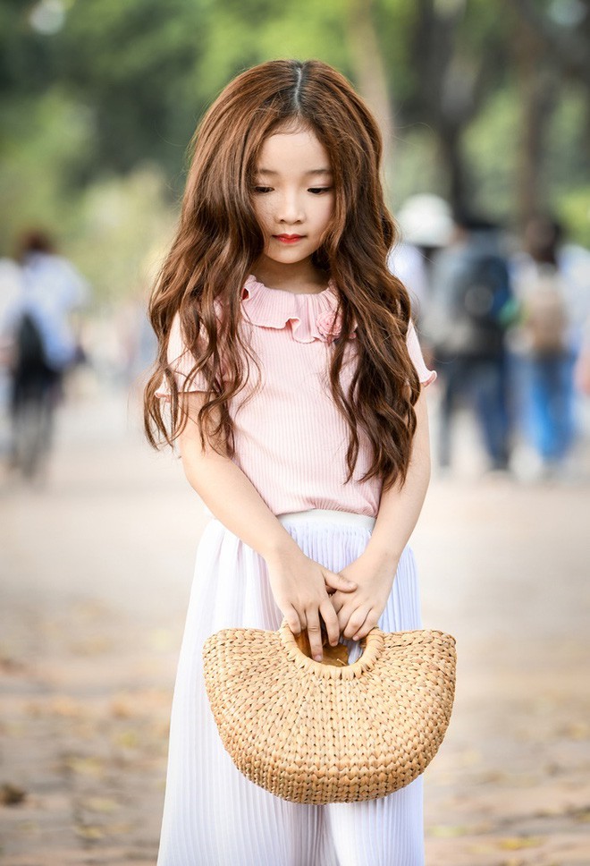 Vẻ đẹp mong manh của cô bé Hà Nội bên hoa loa kèn khiến cư dân mạng thổn thức Vẻ đẹp mong manh của cô bé Hà Nội bên hoa loa kèn khiến cư dân mạng thổn thức